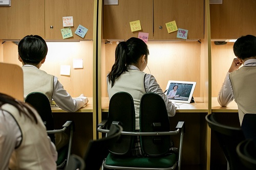 수능을 앞둔 수험생들은 보름 전부터 수능시험시간표에 맞는 생활습관을 만드는 것이 중요하다.