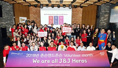 존슨앤드존슨 직원들이 10월을 자원봉사의 달(V-month)을 통해 모인 기금을 안면기형장애 아동 수술비로 기부했다.