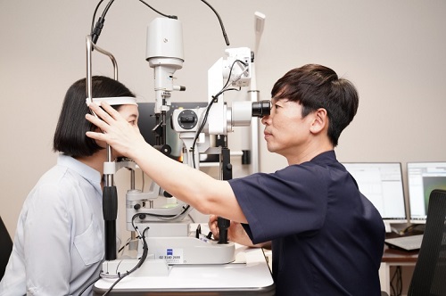 노안은 다양한 방법으로 치료할 수 있지만 특히 수술의 경우 부작용위험을 고려해 정밀검사 후 자신의 눈에 적합한 방법을 선택해야한다.