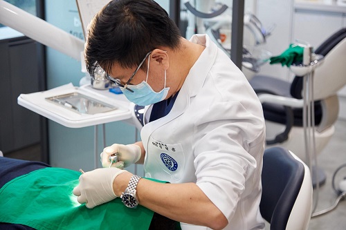 치아교정은 장기간 치료가 필요한 만큼 여러 가지 요소를 꼼꼼하게 따진 후 치과를 선택해야 안전한 결과를 얻을 수 있다.