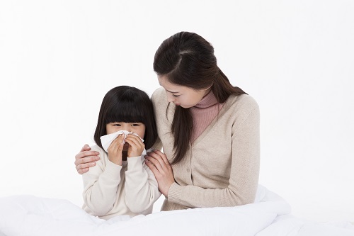 봄 환절기에는 감기, 비염에 노출될 위험이 크다. 아이가 콧물, 코막힘 등의 증상을 보이는지 자주 확인하고 외출 후 손발을 깨끗이 씻는 등 위생관리를 철저히 하도록 한다.