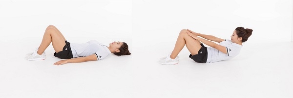 복근강화에 도움이 되는 윗몸 일으키기 운동.