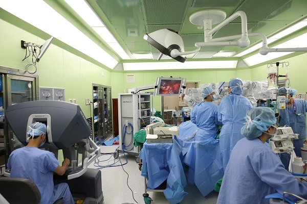 부산대병원 유방외과 이석원 교수팀이 로봇 유방재건술을 시행하고 있다.