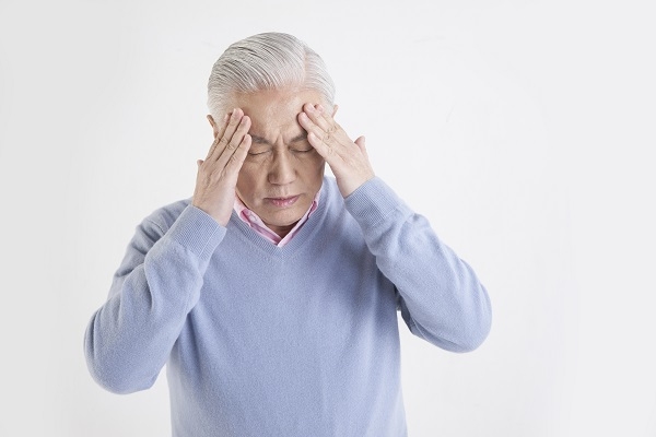 노인의 45~50%는 일상에서 어지럼증을 흔히 겪는다. 어지럼증이 잦다면 원인을 찾아 빠르게 치료해야하며 낙상위험이 높기 때문에 가족들의 세심한 관찰이 필요하다(사진=클립아트코리아).