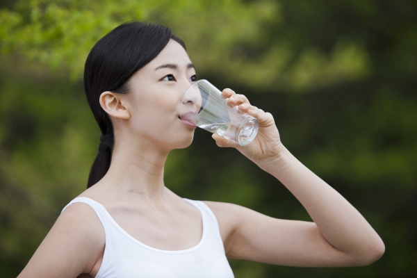 물이 아닌 음식으로도 수분을 섭취할 수 있어 ‘하루 물 2ℓ 먹기’에 집착할 필요는 없다(사진=클립아트코리아).
