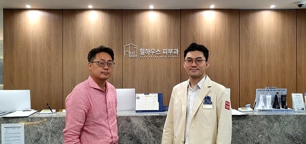 Prof. Chang Hun Huh, at the department of dermatology of Seoul National University Bundang Hospital, visited Dr. Jung-min Bae of the Heal House Skin Clinic, who is expertly treating many vitiligo patients with LaserOptek's Pallas laser. Prof. Huh on the left and Dr. Bae on the right.