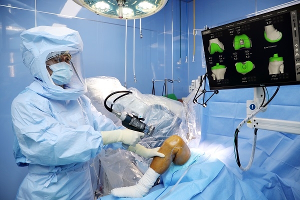 목동힘찬병원 최경원 원장(정형외과 전문의)이 마코로봇 프로그램이 예측한 환자의 무릎정보들을 확인하며 로봇인공관절수술을 준비하고 있다.