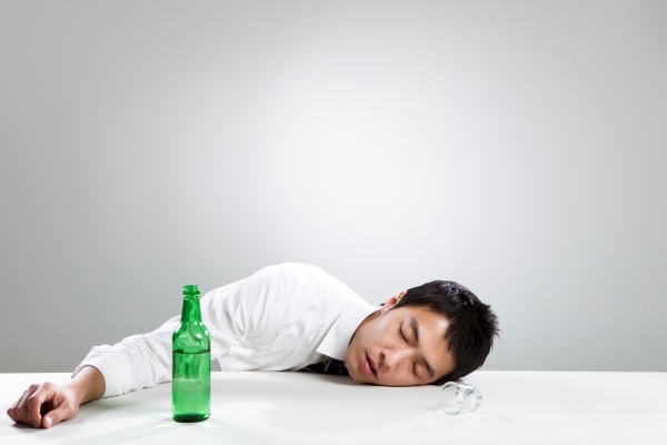 알코올은 뇌의 GABA 신경전달물질수용체에 작용해 졸음을 유발한다. 특히 취침 전 수면유도용으로 한 잔씩 먹는 습관이 계속되면 알코올의존증으로 이어질 수 있다(사진=클립아트코리아).