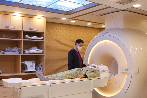 강서나누리병원은 3.0T MRI 도입을 통해 환자의 검사 대기시간을 단축하고 검사 시 불편한 소음을 80% 축소시켰다. 또 검사실 천장에 스카이뷰를 설치해 환자들이 좀 더 편안한 환경에서 MRI검사를 받을 수 있도록 하는 등 검사환경을 대폭 개선했다.