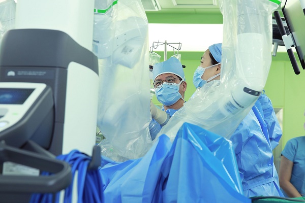 하홍구 교수가 로봇 전립선암수술을 시행하고 있다.