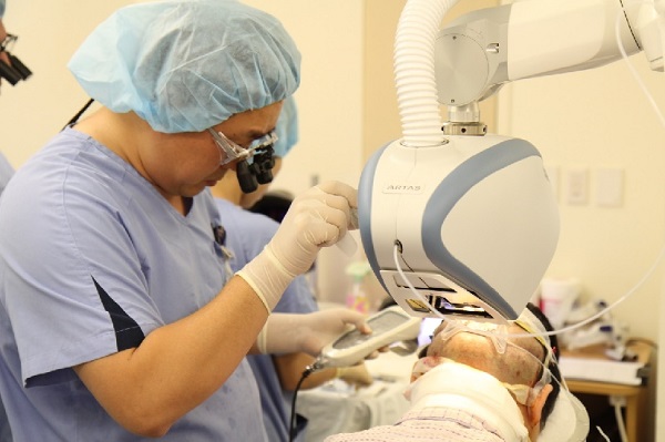 为亚洲首次，笔者执刀机器人毛发移植手术的样子。