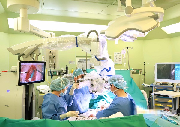 순천향대부천병원 림프부종센터 차한규 성형외과 교수가 최첨단 미세수술 현미경 키네보 900을 사용해 림프부종수술을 하고 있다.