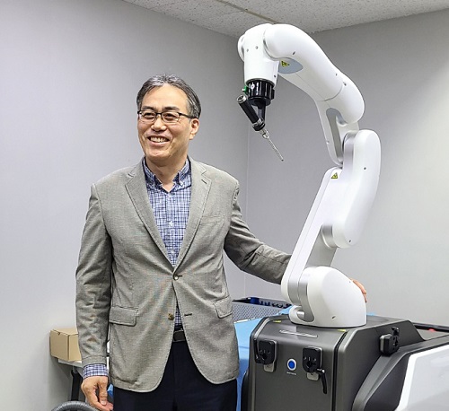 CEO Lee Jae-jun and artificial joint surgical robot, CUVIS-joint. Lee said, “As this year is significant since the licenses we applied for bring some results, we will form Curexo’s strategies according to situations and supply its medical robots to more countries.”