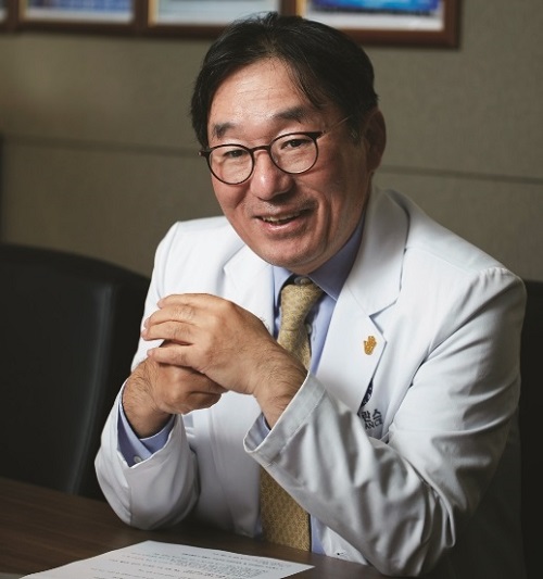 연세암병원 비뇨기과 최영득 교수가 아시아 최초, 세계 다섯 번째로 비뇨기암 로봇수술 5000례라는 기록을 달성했다.