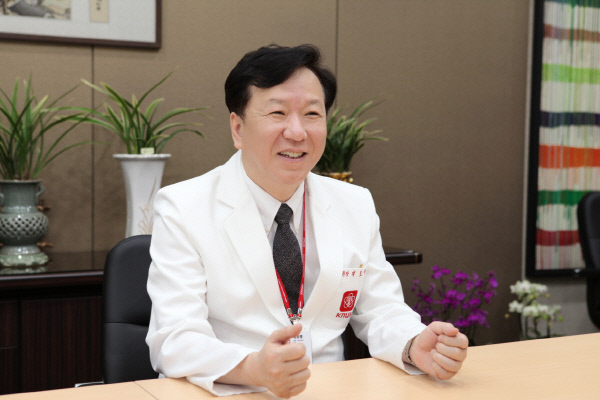 의사이자 병원행정 전문가인 정호영 내정자는 코로나19 창궐 시 생활치료센터를 운영, 중증환자와 일반중증환자 진료가 공백없이 이뤄지도록 운영체계의 틀을 잡았다.