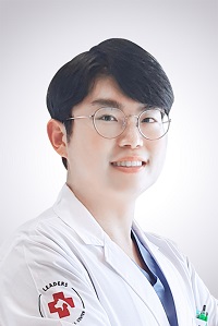 Sang-Woo Kwak, 24 horas no Bundang Veterinary Readers Center (Hospital Veterinário) Diretor de Cirurgia