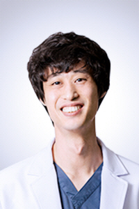 Yoon Hak, Diretor do Yongdeungpo Yeouido Animal Hospital e Diretor do Companion Center for Animal Health Examination
