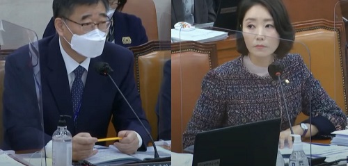 강선우 의원(더불어민주당)이 한국건강증진개발원 조현장 원장에게 질의하고 있다.