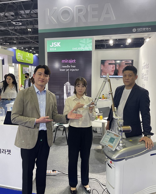 JSK Biomed showcased their representative product, "Mirajet" at Dubai Derma, held from March 1 to 3, and drew hot interest from local buyers.
