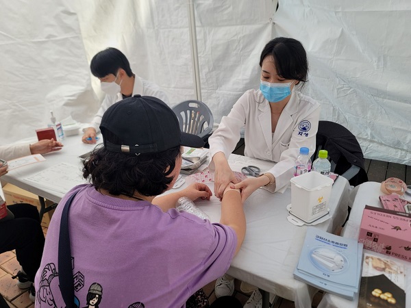 자생한방병원이 서울시 강남구청에서 주최한 건강걷기행사 ‘건강만보’에서 참가자들을 위한 의료지원을 진행했다.