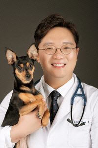 Shin Seung Woo, CEO do Dongtan Blue Bear Animal Hospital, cuidados intensivos gratuitos para colegas