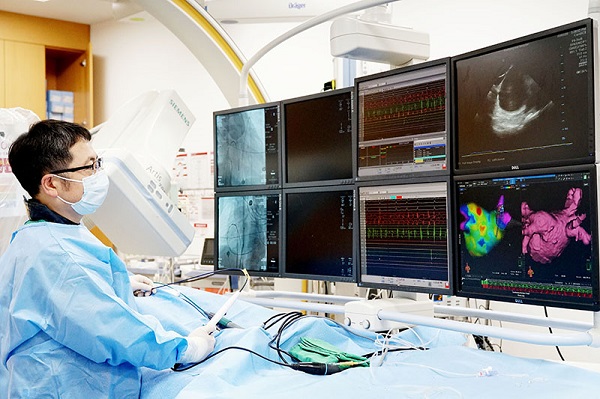Choi Min-seok, giám đốc trung tâm tim mạch và rối loạn nhịp tim , đang thực hiện phẫu thuật cắt bỏ điện cực bằng Rhidmia. Trung tâm sử dụng các y tá của bệnh viện đã hoàn thành đào tạo khóa hỗ trợ 3D để thực hiện quy trình Lidmia chính xác và an toàn hơn.