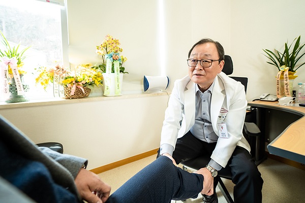 Trung tâm Khớp Nhân tạo Bệnh viện Yuseongseon không chỉ tăng cường chuyên môn mà còn tăng cường sự hài lòng của bệnh nhân với sự bổ sung của chuyên gia chỉnh hình Kwon Sunhaeng, một chuyên gia hàng đầu trong lĩnh vực này. Chuyên gia Kwon Sun-haeng đang kiểm tra tình trạng đầu gối của bệnh nhân.