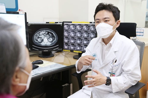 서울아산병원은 종양내과 유창훈·김형돈 교수팀이 간암 면역항암제 치료효과를 높일 수 있는 타겟 물질을 찾아냈다.