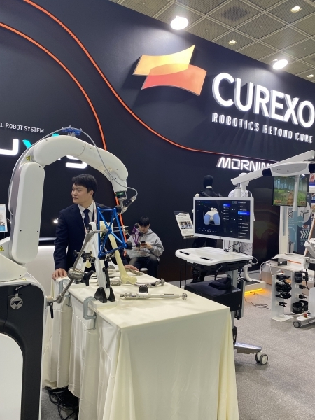 이번 키메스 2024에서 큐렉소가 선보인 인공관절수술로봇 큐비스-조인트(CUVIS-joint).