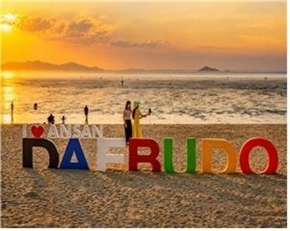 Du khách lưu lại khoảnh khắc hoàng hôn trên bãi biển Daebudo. (Ảnh = Tổ chức Du lịch Gyeonggi)