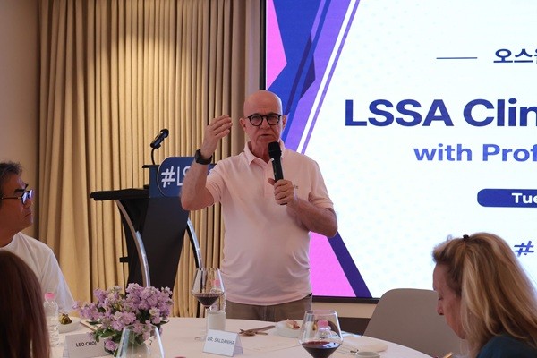 Prof. Dr. Osvaldo Saldanha delivering a speech to Korean medical aesthetic partners during the 'LSSA Clinical Partner Dinner'.