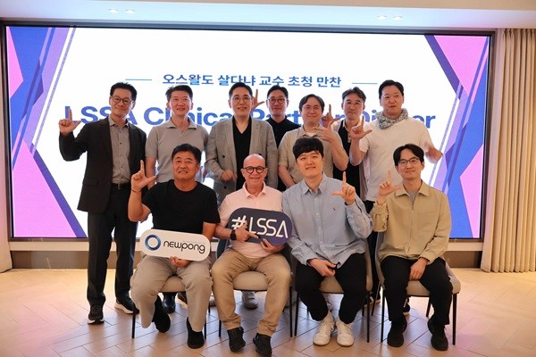 Group photo at the 'LSSA Clinical Partner Dinner' held at Samwon Garden in Seoul, featuring Prof. Dr. Osvaldo Saldanha (front, second from left) alongside Korean medical aesthetic partners.