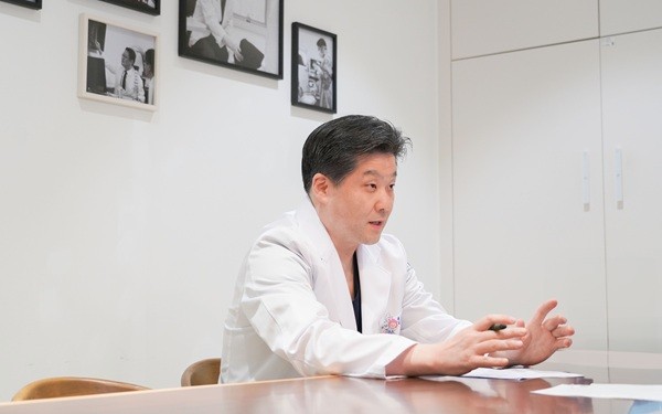 Eating is where patients feel the greatest change after gastric cancer surgery. Dr. Son takes special care with the reconstruction process that connects the stomach and intestine so that patients can eat as comfortably as possible after surgery.